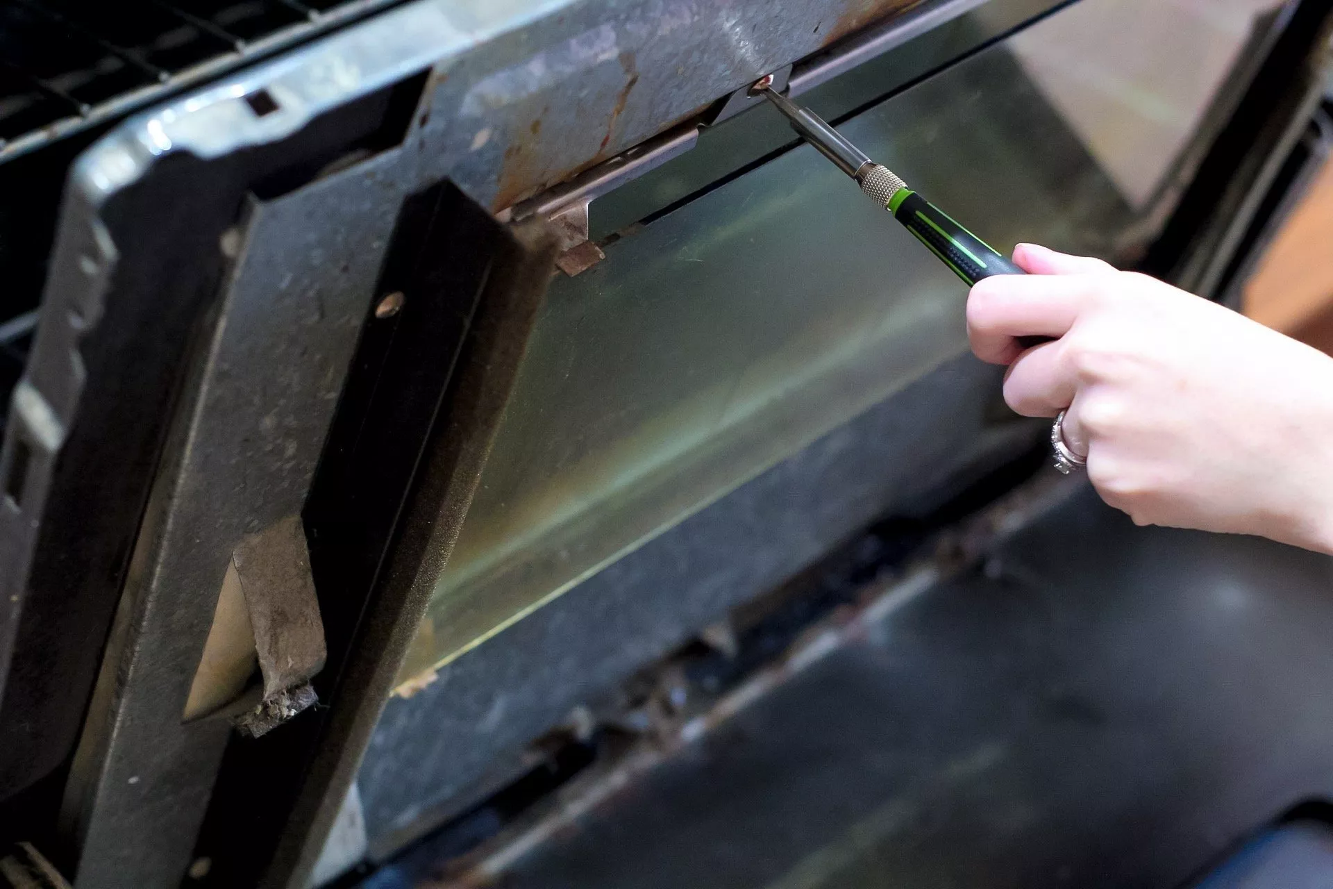 how to clean inside of oven