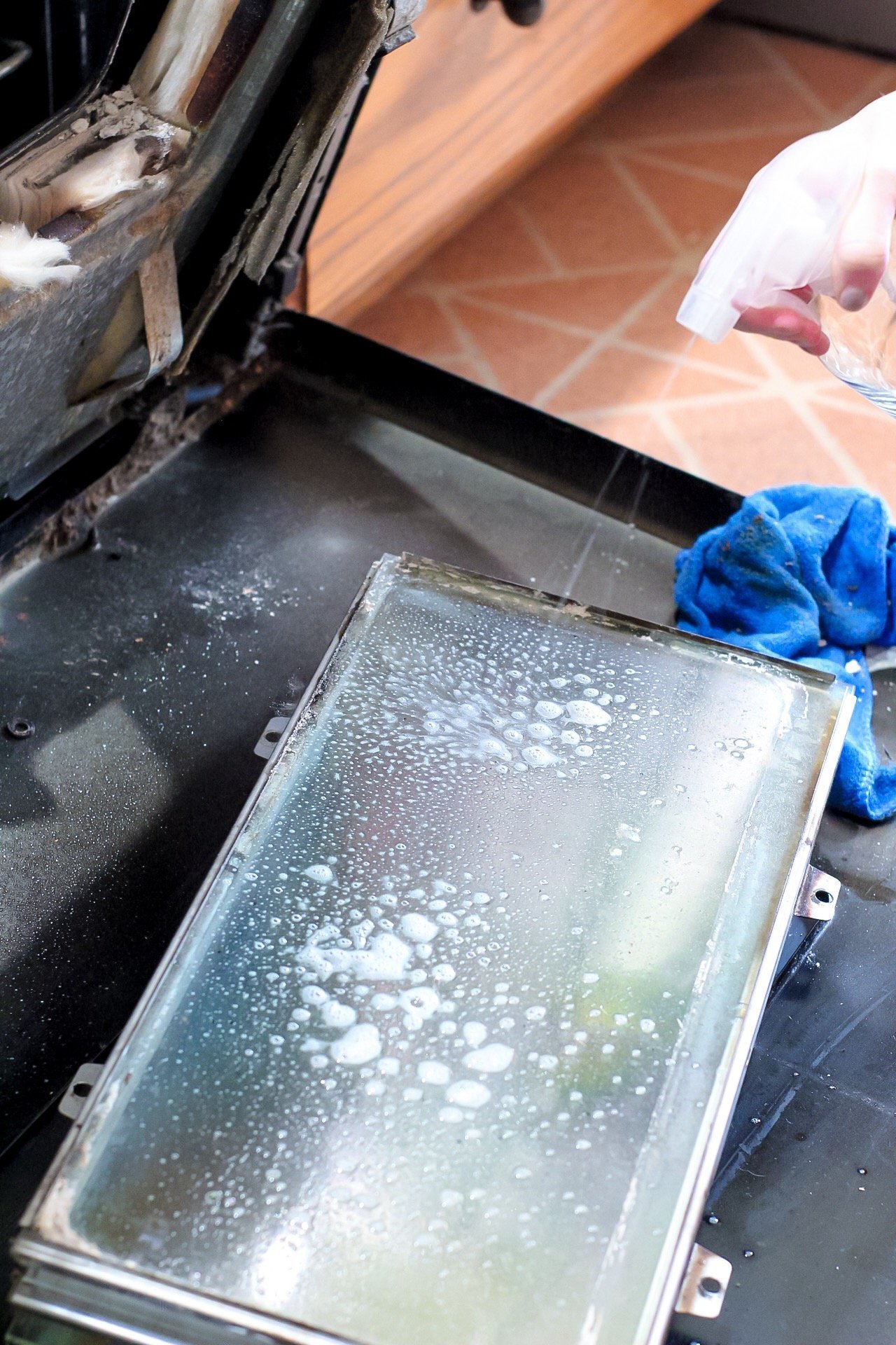 Clean between oven door glass - SLAYathomemother.com