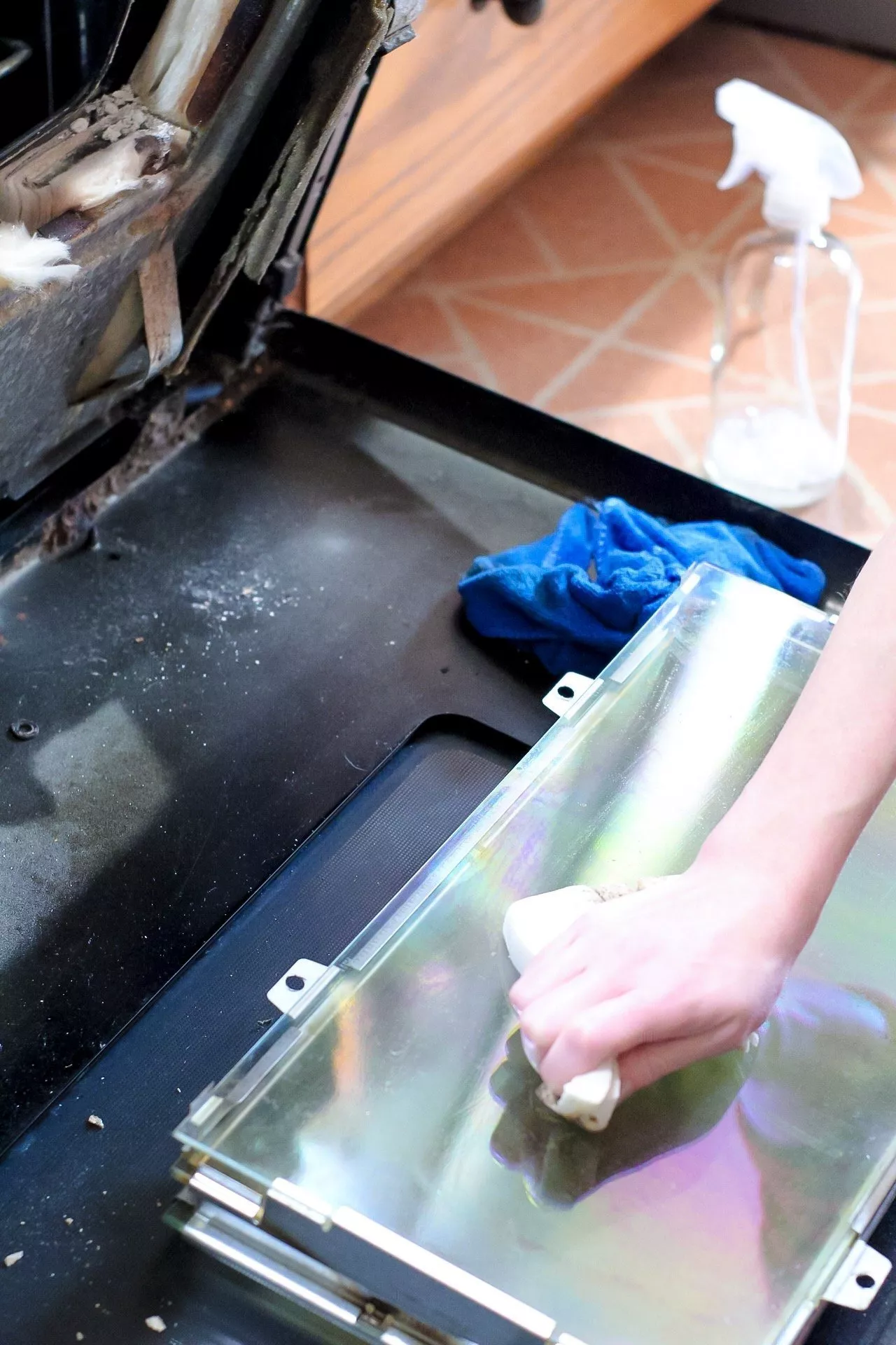 how to clean oven door between glass