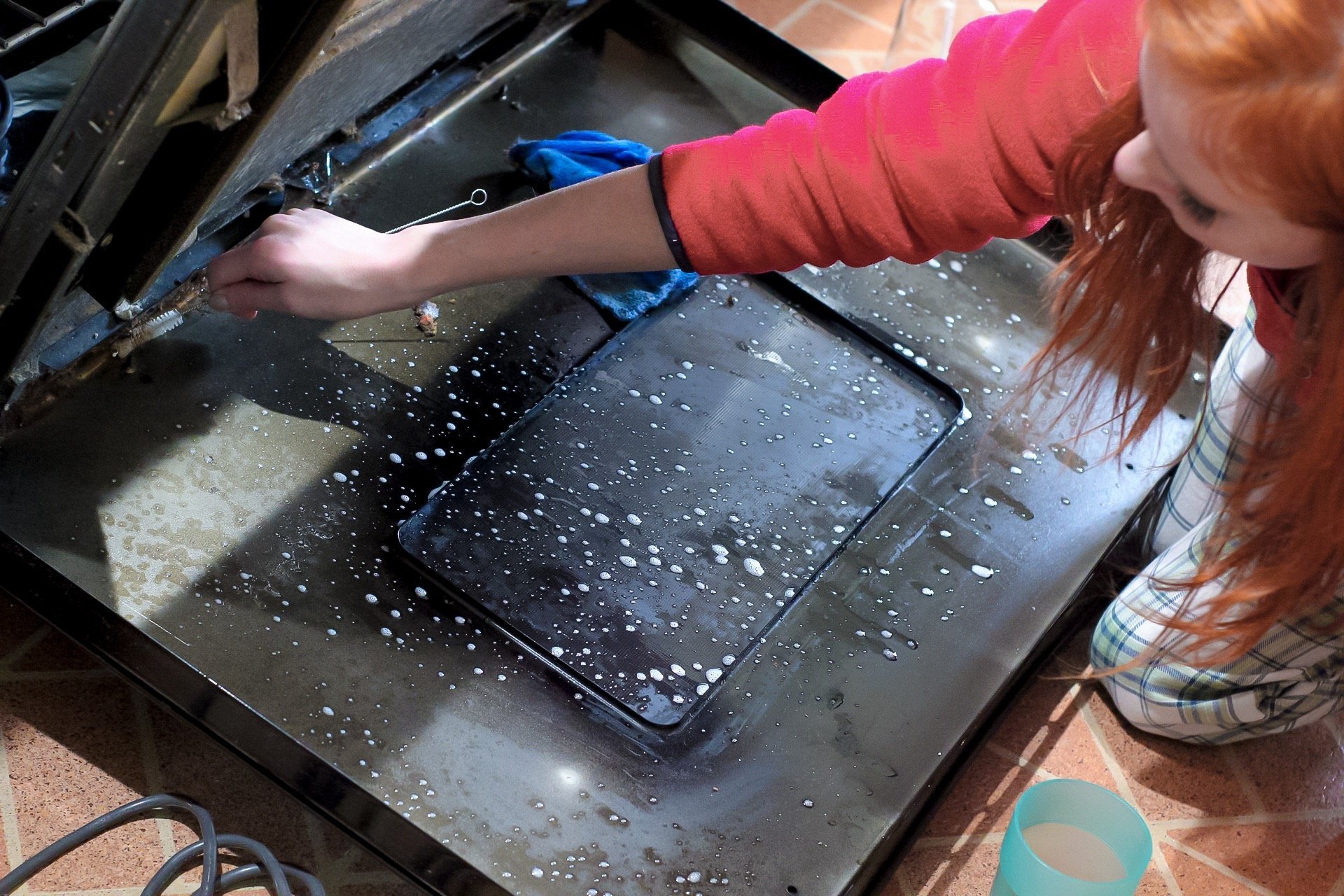 cleaning inside oven glass door