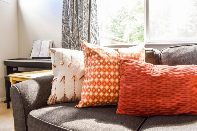 DIY Easy Throw Pillow Covers From JessicaWellingInteriors.com -- Slayathomemother.com