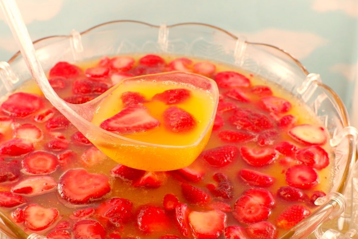 Sparkling-Strawberry-Party-Punch