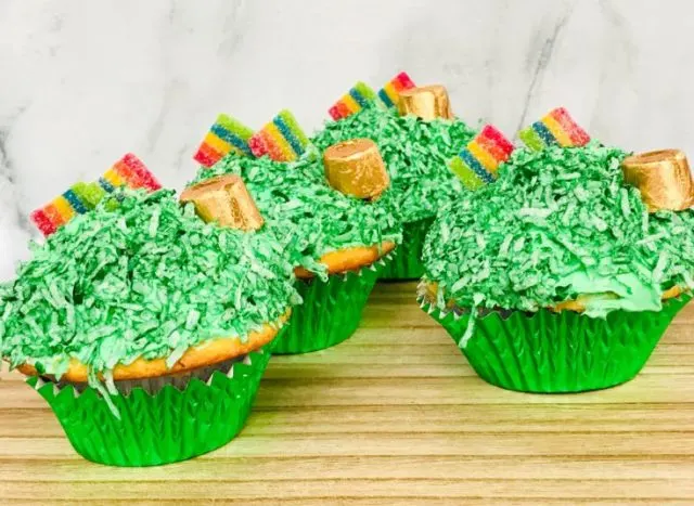 St-Patricks-Day-Cupcakes-from SavvyMamaLifestyle.com -- SLAYathomemother.com