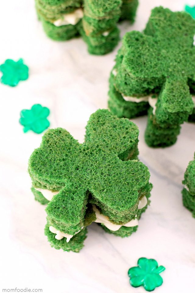 St.-Patricks-Day-Whoopie-Pies- from MomFoodie.com -- SLAYathomemother.com