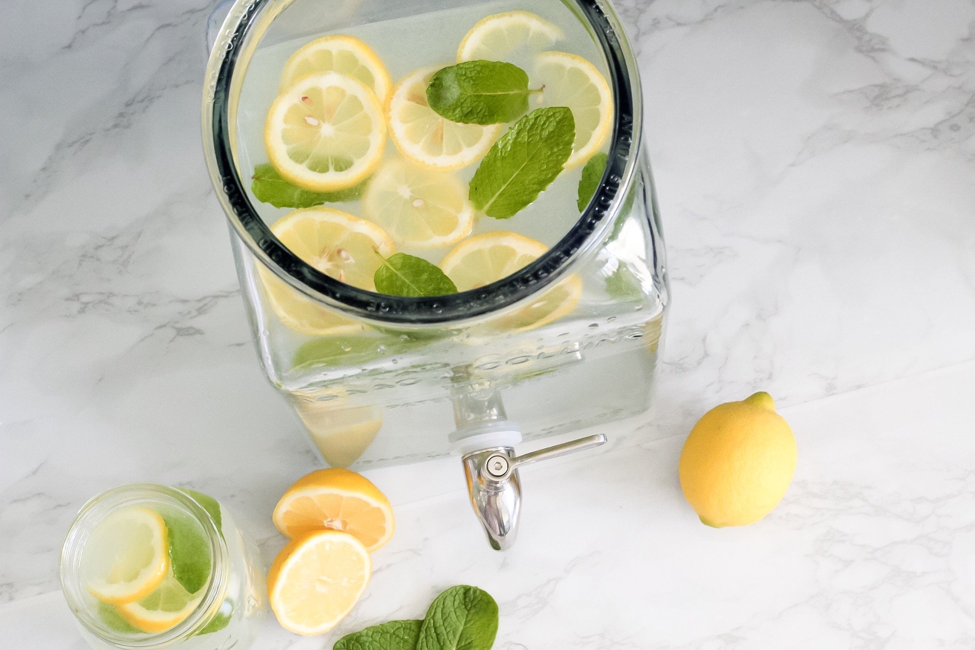 refreshing mint lemonade in a mason jar with fresh lemon slices and sprigs of mint