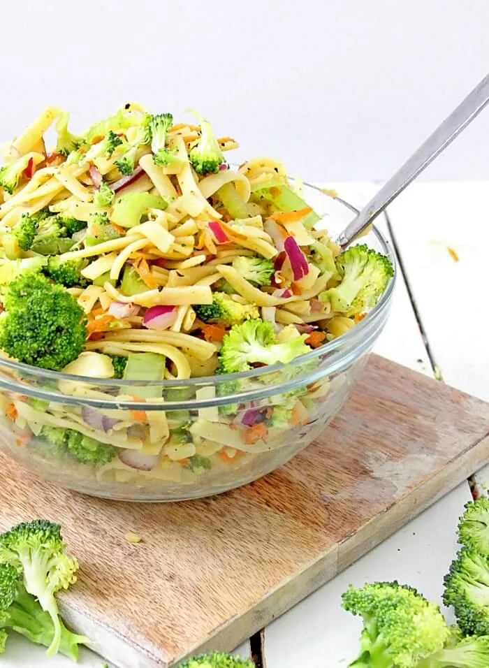 Broccoli-Apple-Salad-With-Pasta-Close-Up