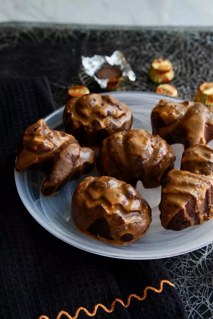 HALLOWEEN CAKES WITH CHOCOLATE PEANUT BUTTER CUPS