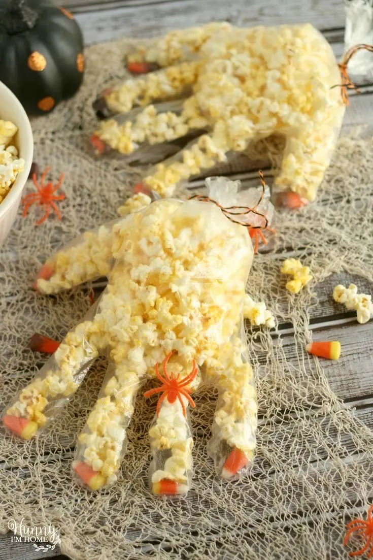 Halloween treats for kids - Popcorn hand halloween treat