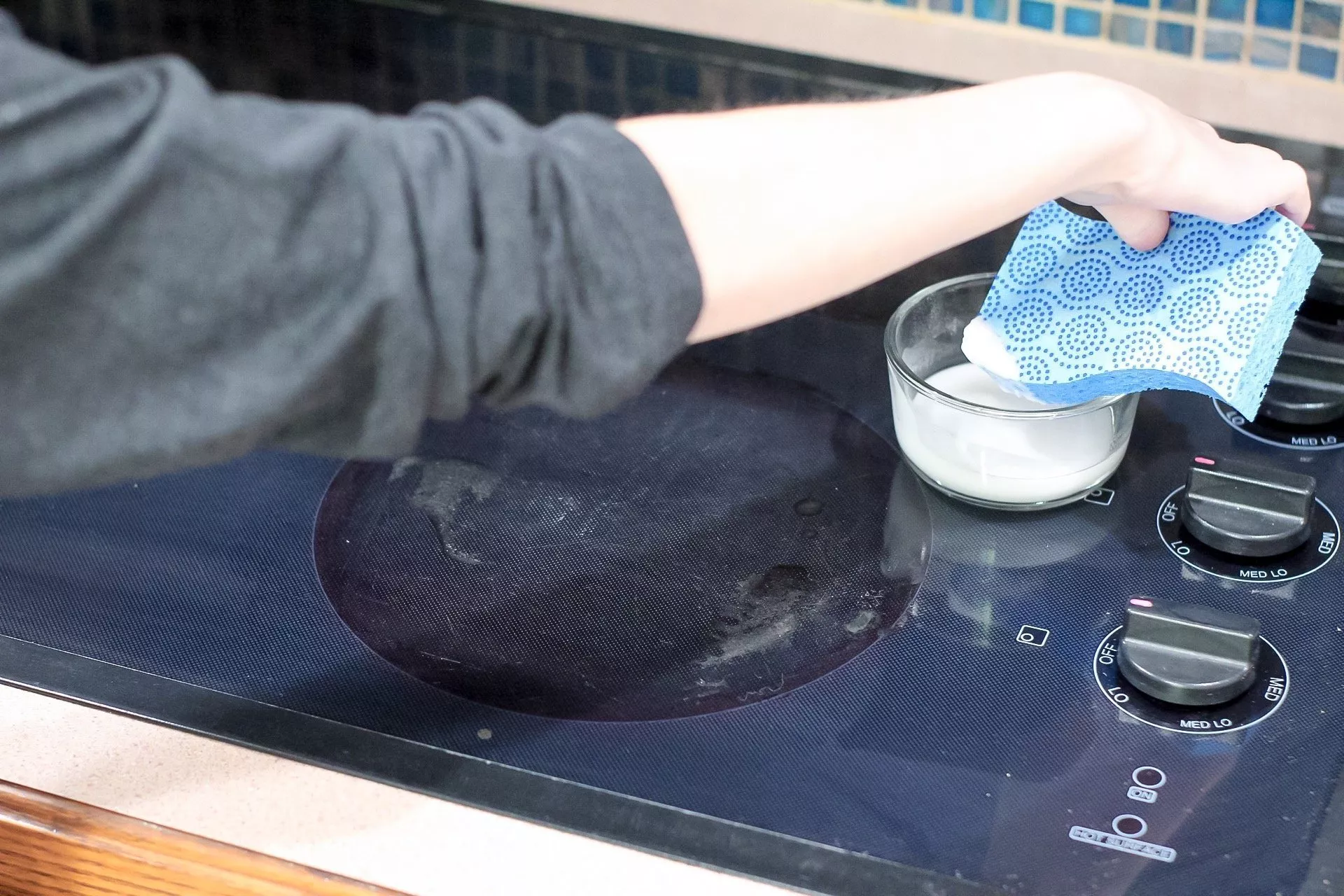 how to clean a black stove top