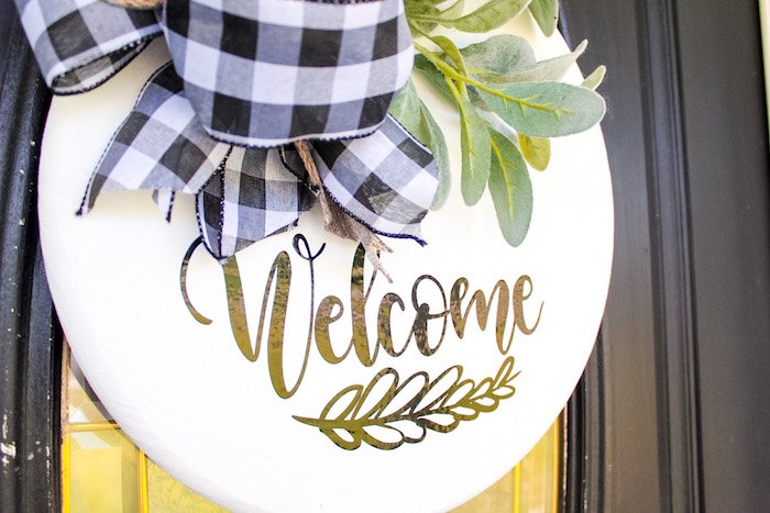 finished round wood farmhouse welcome sign