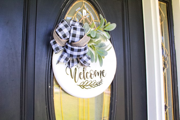 finished round wood farmhouse welcome sign