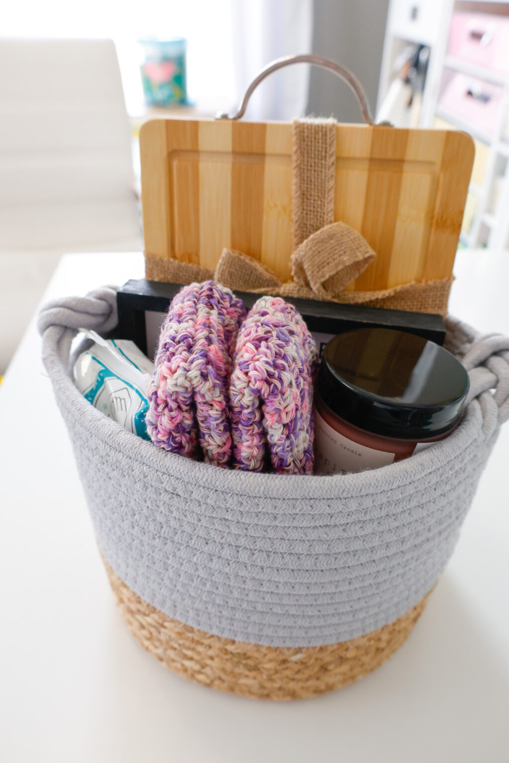 New Neighbor Gift Ideas - Gift Basket Goodies To Give Your New Neighbor