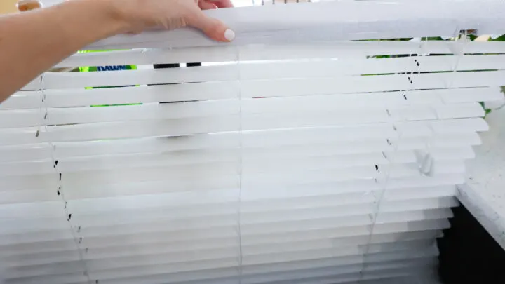 How To Clean Blinds &ndash; Easy Cleaning Hack!
